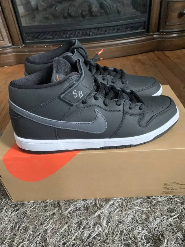 Nike SB Dunk Mid Orange Label "Black Cat"