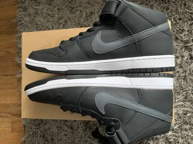 Nike SB Dunk Mid Orange Label "Black Cat"