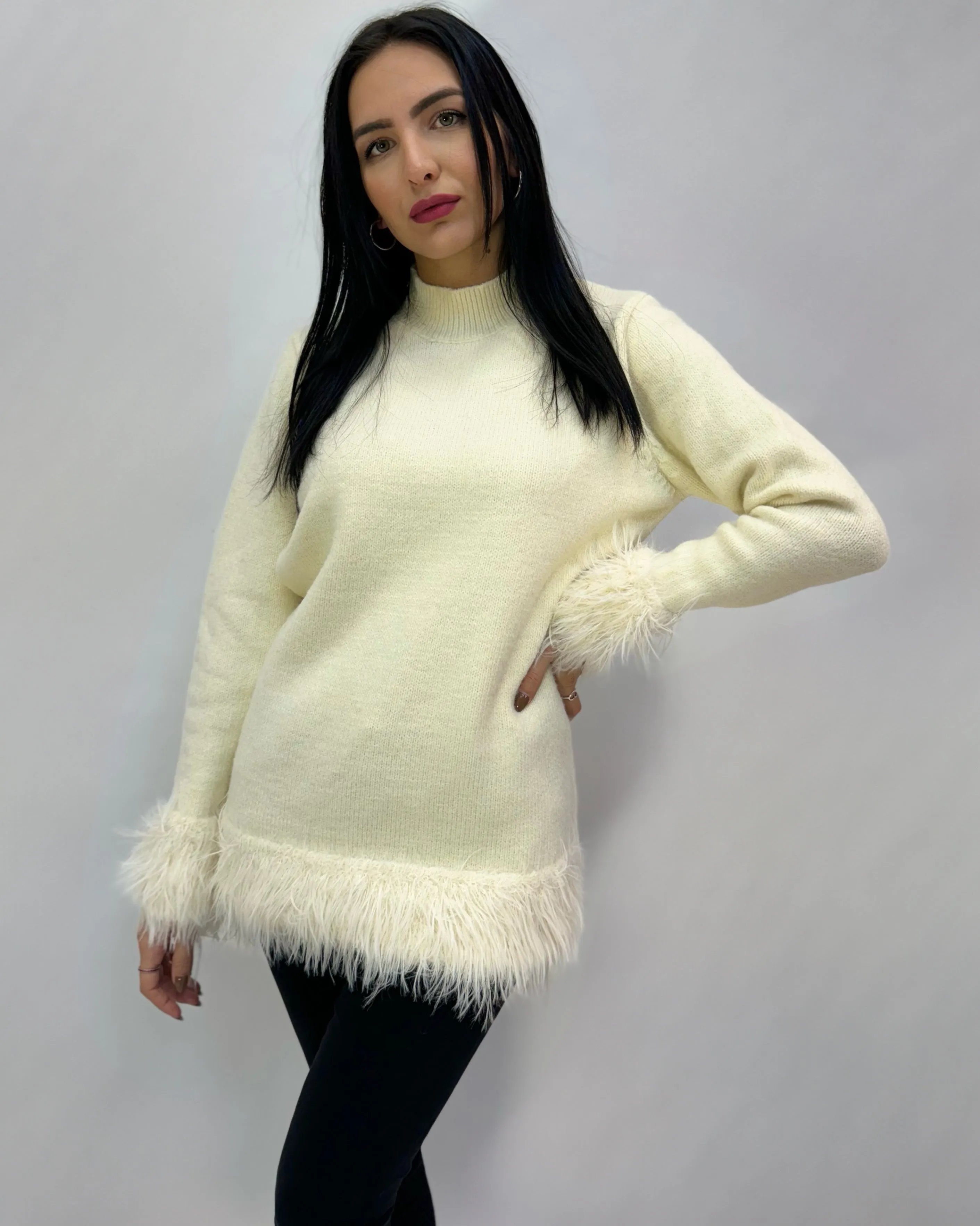 Pullover morbido lungo con piume